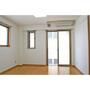 居室・リビング　角部屋で窓が多いので明るいです。