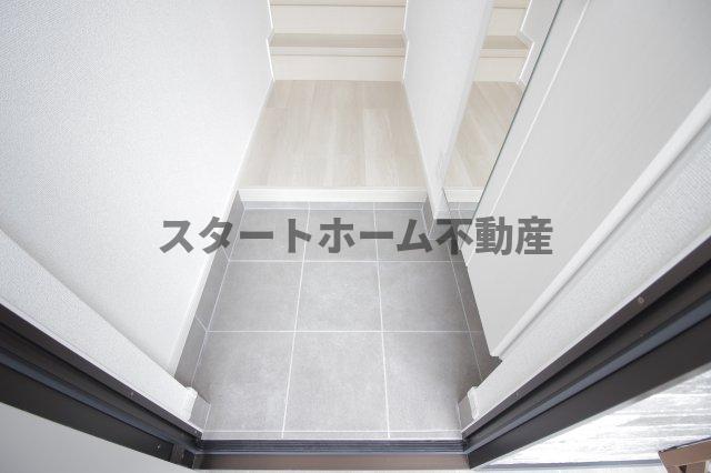 ＪＲ高徳線 徳島駅 バス乗車時間：30分 最寄りバス停で下車 徒歩2分 2階建 築1年の玄関写真