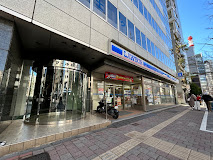 コンビニ　ローソン 銀座四丁目昭和通店（コンビニ）まで28m