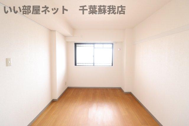その他部屋・スペース　開放的な寝室です
