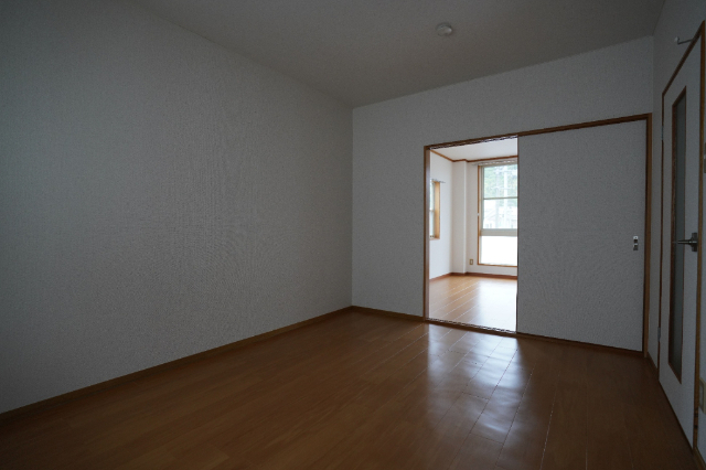 居室・リビング　同じ建物の別なお部屋