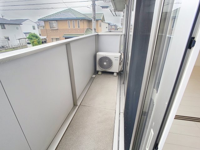 バルコニー　掲載写真は同型の左右反転の部屋を掲載しております。仕様等が異