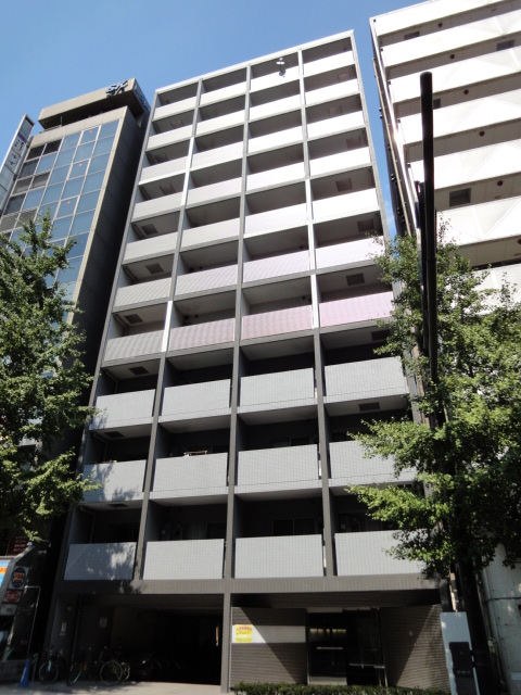 建物外観　いちょう並木が綺麗な通りに建っています！