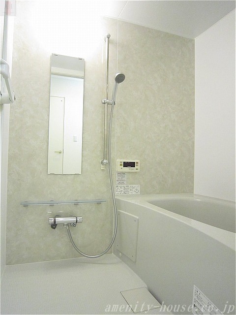 バス・シャワールーム　●ゆったり浸かれるお風呂は追焚き機能付き♪