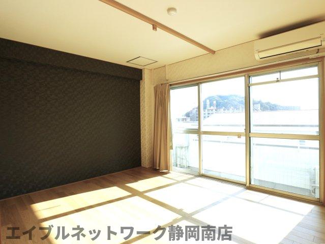 居室・リビング　こちらの居間で趣味の時間をお楽しみください