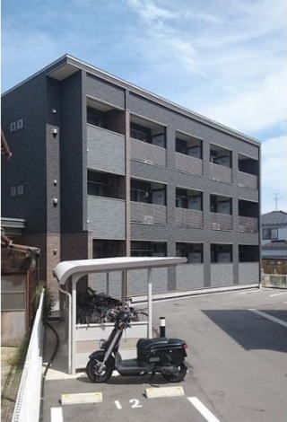 新潟市中央区窪田町のアパートの建物外観