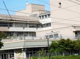 【松江市朝日町のマンションの小学校】