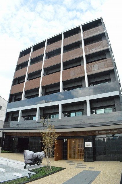 京都市南区上鳥羽苗代町のマンションの建物外観