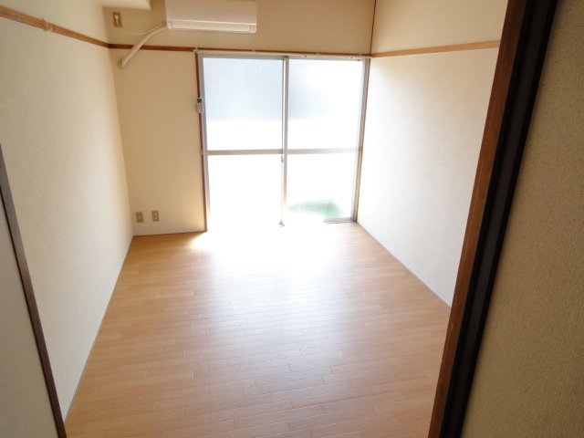 居室・リビング　同物件別号室の写真