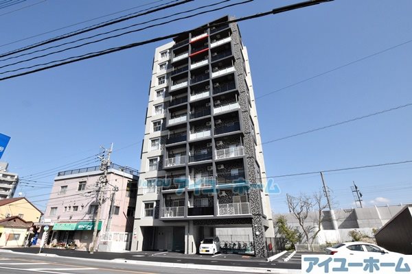 【北九州市八幡西区折尾のマンションの建物外観】