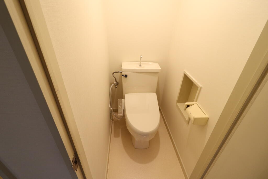 トイレ　バスルームとトイレは別です。