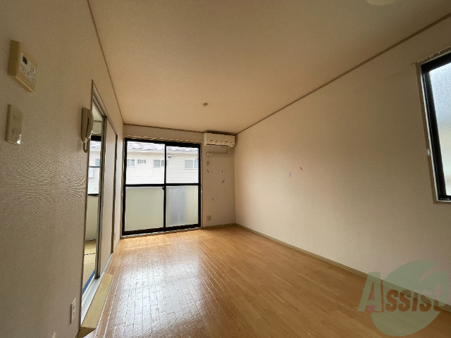 居室・リビング　綺麗で広々としたリビングでゆったりとした時間を過ごせます。