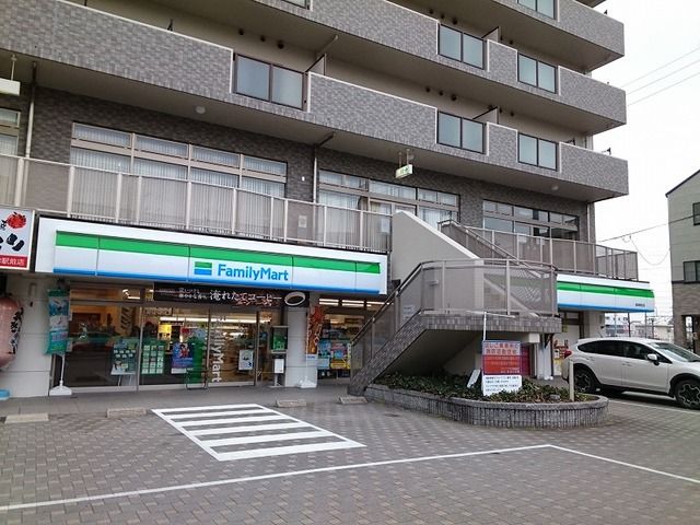 コンビニ　ファミリーマート 鷲津駅前店（コンビニ）まで400m
