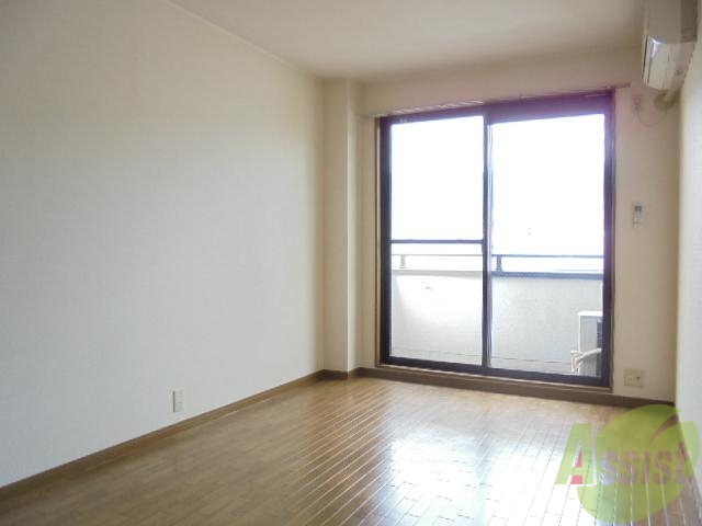 居室・リビング　光が入って明るいお部屋です