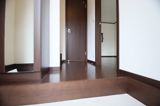 玄関　※別号室の参考写真　床の色味が異なる可能性有