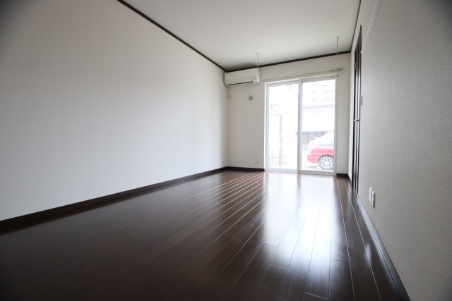 居室・リビング　※別号室の参考写真　床の色味が異なる可能性有