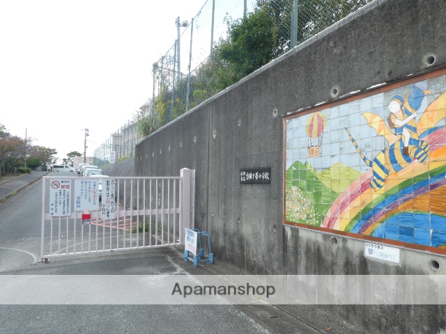 小学校　福岡市立小学校香椎下原小学校（小学校）まで827m