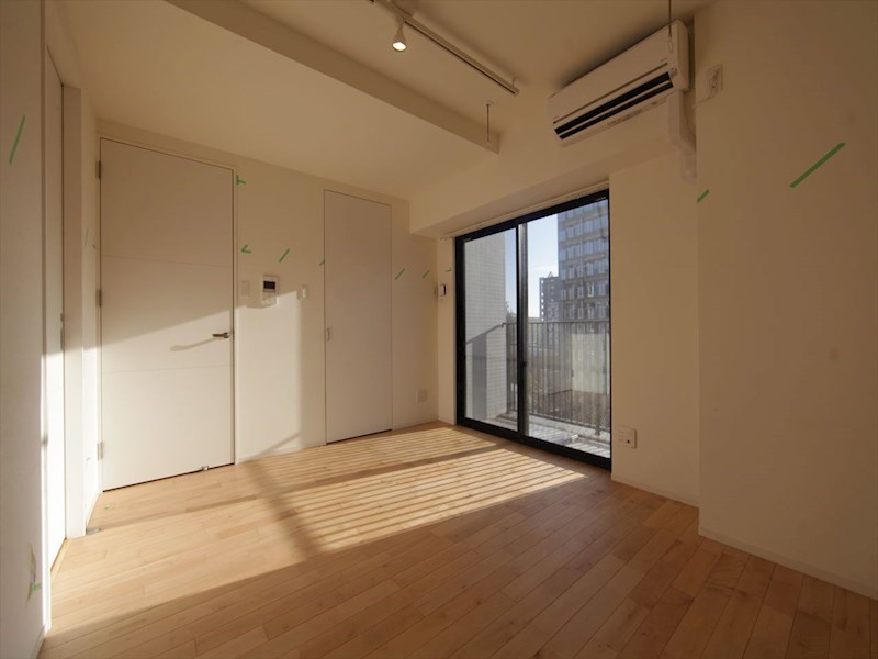 居室・リビング　洋室7.6帖　エアコン完備　バルコニー