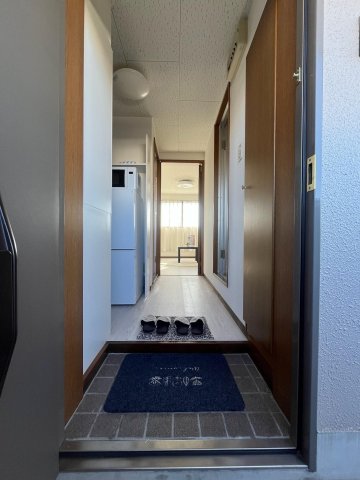 その他部屋・スペース　白基調で明るく清潔な廊下空間