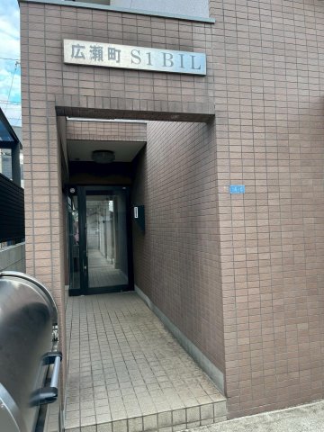 エントランス　明るく清潔なエントランスで、毎日の帰宅も気持ちいい入口