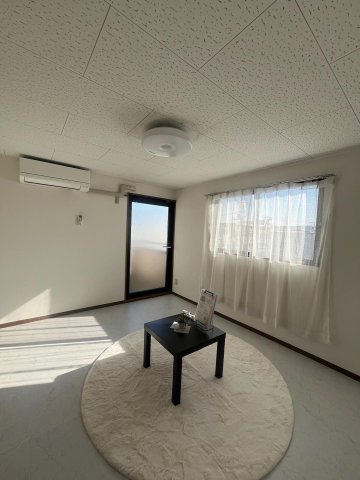 居室・リビング　新設フロアタイル＆室内干し竿付き