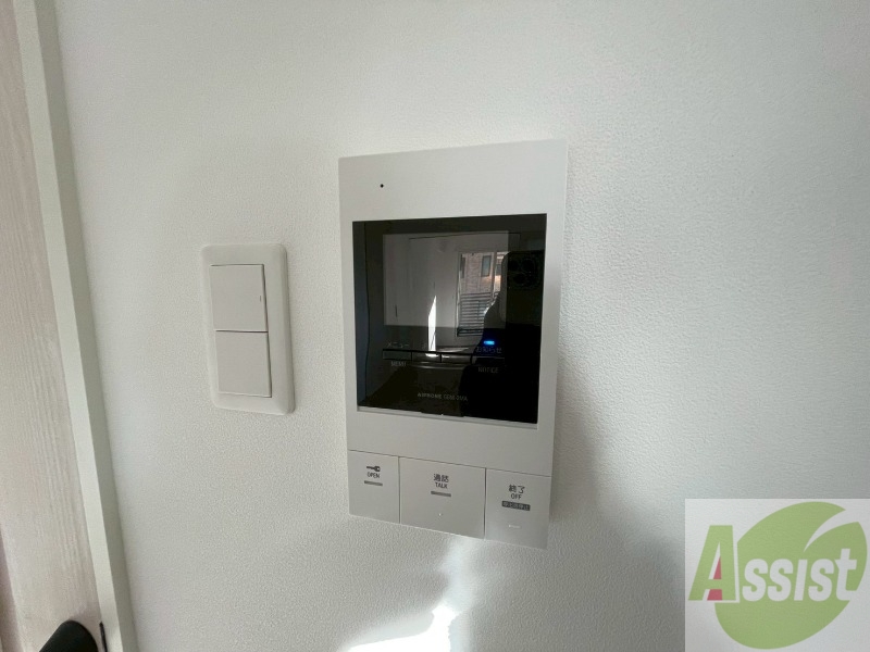 バルコニー　ＴＶモニター付インターホンです。来客者の顔が見えるので安心！