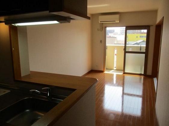 居室・リビング　※同マンション別室の参考写真です