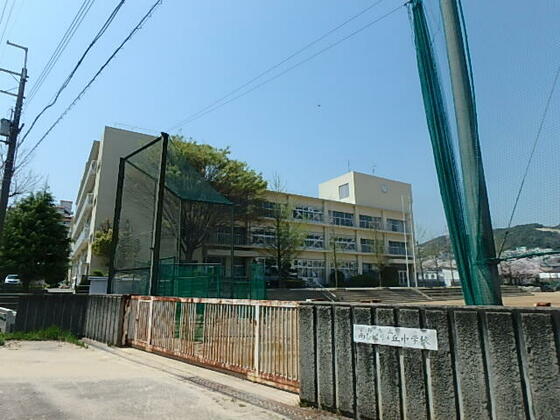 中学校　宝塚市立南ひばりガ丘中学校（中学校）まで1561m