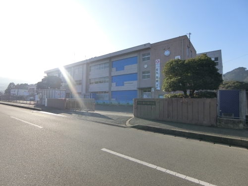 中学校　春日市立春日南中学校（中学校）まで570m