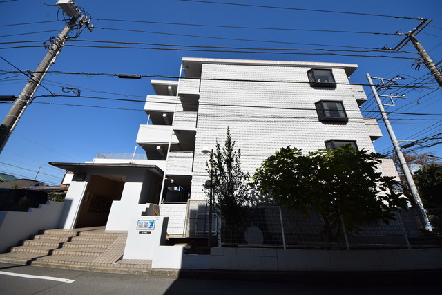 建物外観　～落ち着いた住宅地に位置します～