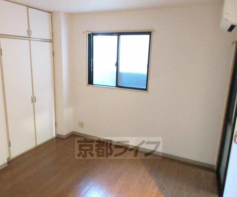 居室・リビング　二面窓の洋室です