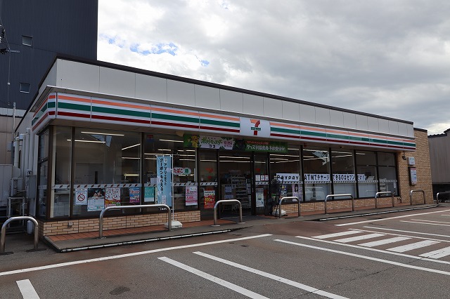 コンビニ　セブンイレブン（コンビニ）まで1412m