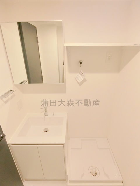 洗面設備　洗面脱衣所　独立洗面台　棚付きの洗濯置き場