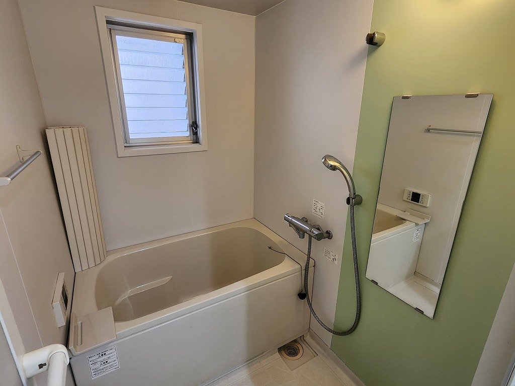 バス・シャワールーム　追焚き・換気窓付きバスルーム