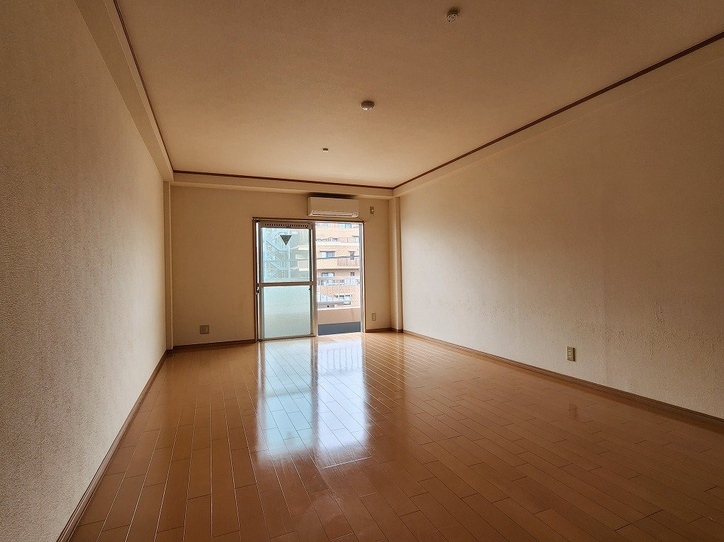 居室・リビング　前面棟なく陽当り良好。広さが魅力的です。エアコン完備