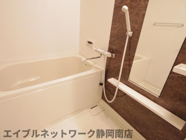 バス・シャワールーム　落ち着いた空間のお風呂です