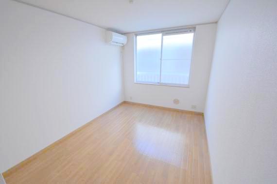 居室・リビング　窓が大きいので圧迫感がありません。日光浴が日課になりそう。