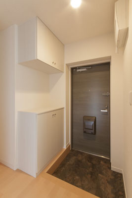 玄関　シューズボックスは上下にございます。