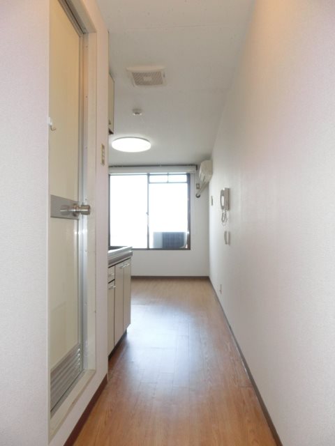 玄関　全て違うお部屋（同じ間取り）写真です