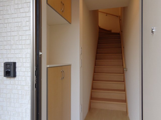 玄関　下駄箱と階段