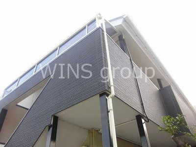 建物外観　閑静な住宅街に佇むタイル張りのアパート