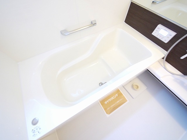 バス・シャワールーム　一坪風呂。足が伸ばせて日々の疲れを癒してくれます