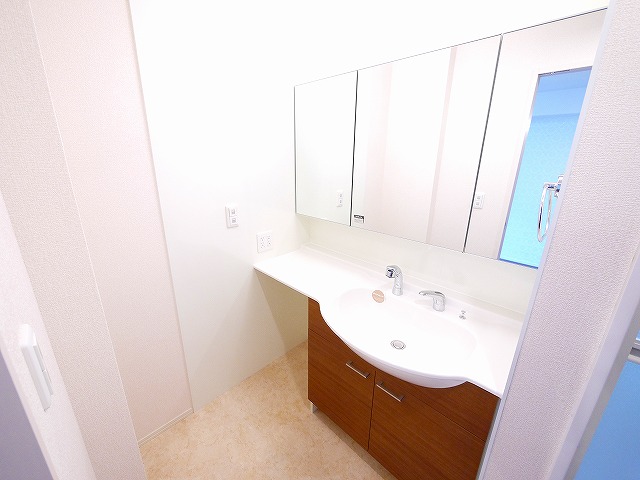 洗面設備　ゆったりとスペースのある洗面所