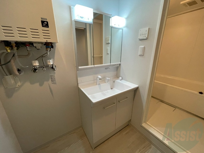洗面設備　大きくて使いやすそうな独立洗面台になっています。