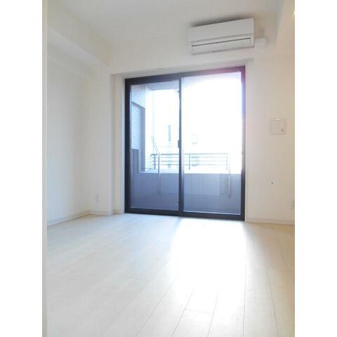 居室・リビング　白基調の落ち着いたリビング♪