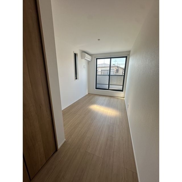 居室・リビング　落ち着いた色調の洋室です