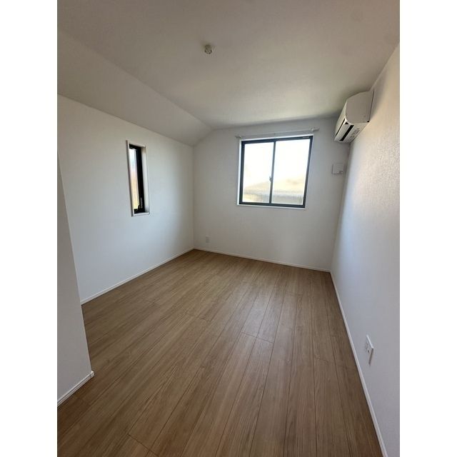 その他部屋・スペース　開放的な寝室です