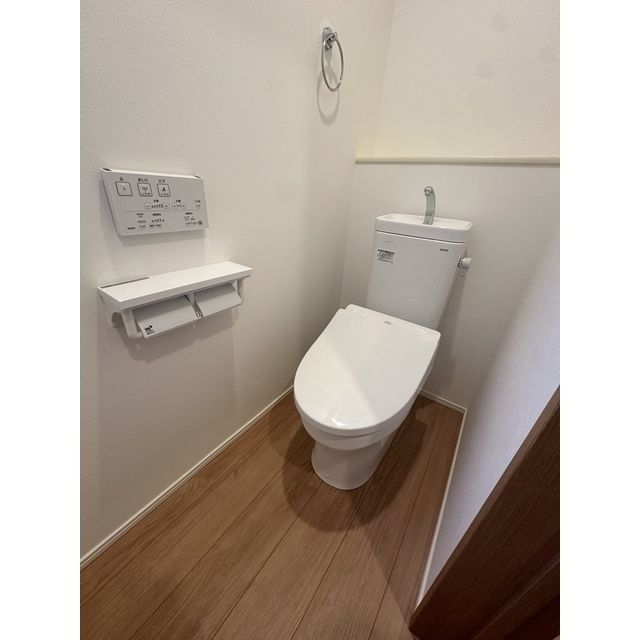 トイレ　落ち着いた色調のトイレです