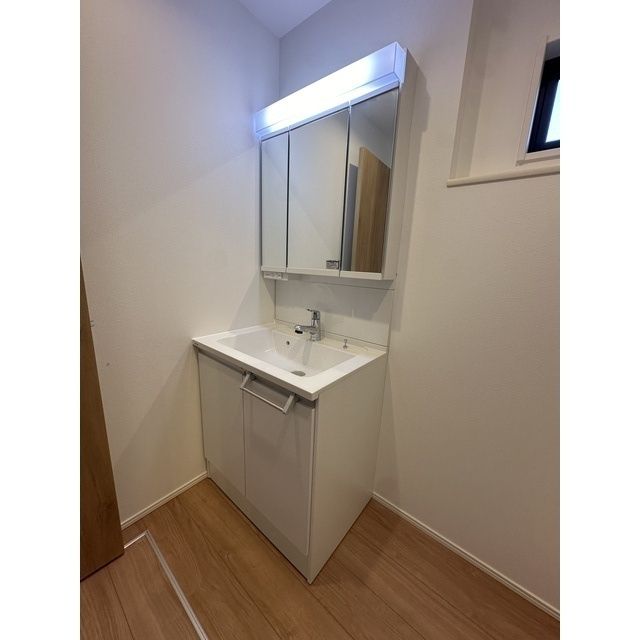 洗面設備　独立洗面化粧台が付いています