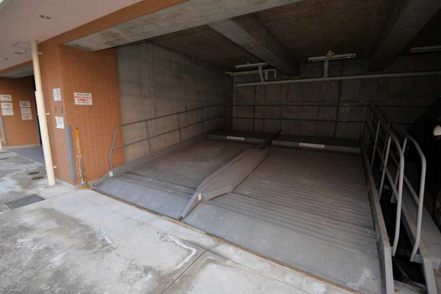 駐車場　駐車場に車を止められます